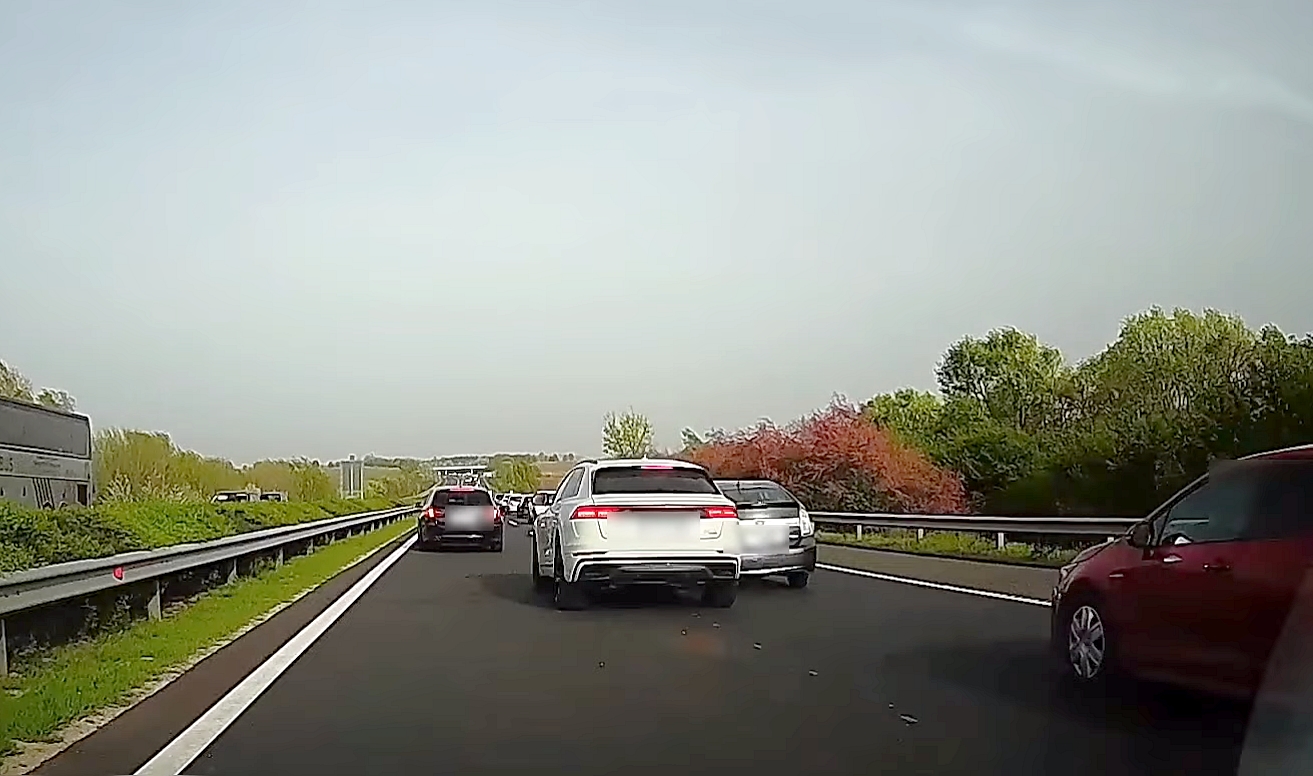 Videón, ahogy száguldva tarolja le a sort az M7-esen egy Audis, fékezés nélkül csapódott a többi autó közé