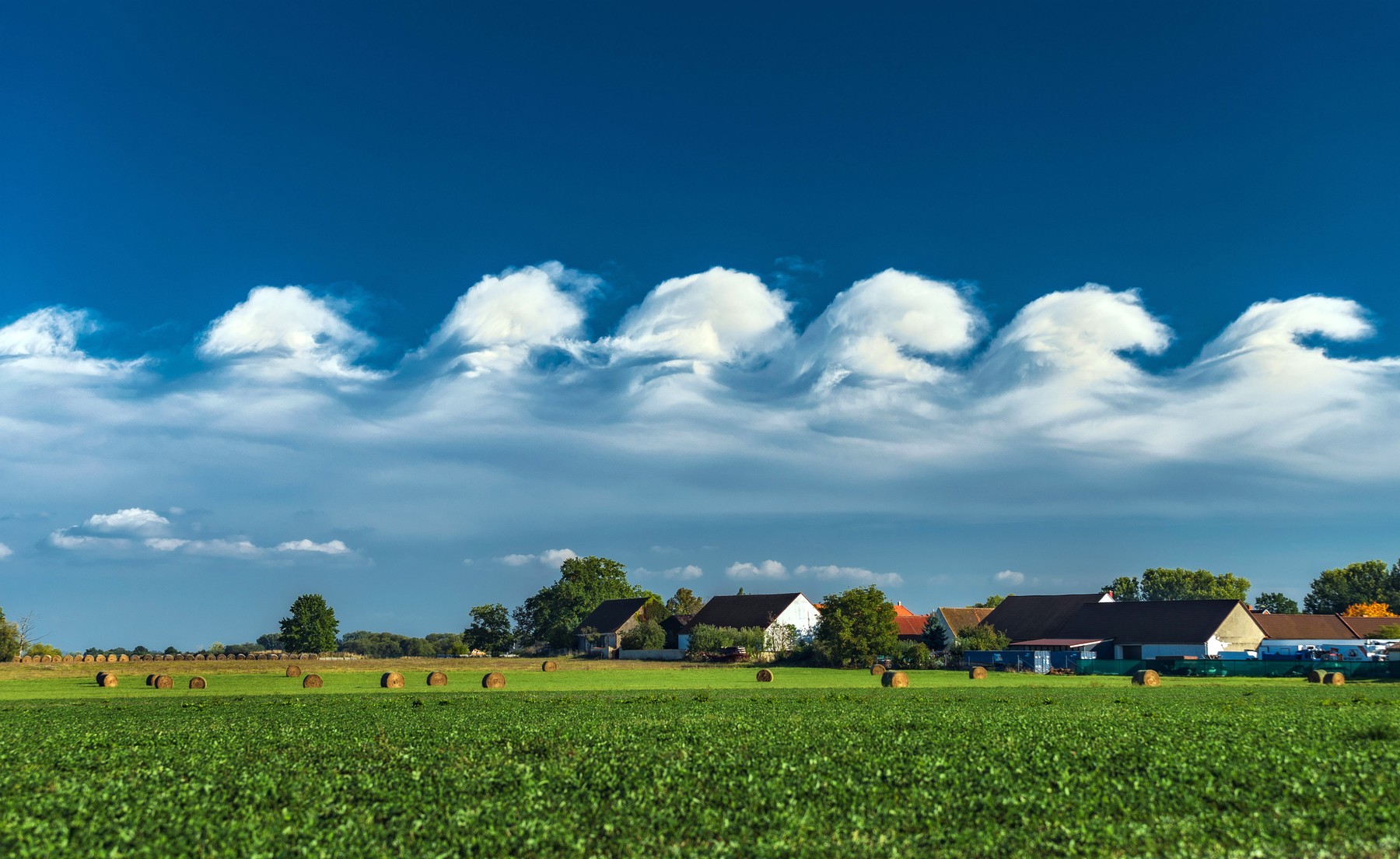 Különleges égi képződményt hozott az áprilisi nyár, látványos Kelvin-Helmholtz felhők tűntek fel hazánk egén - részletes időjárás-jelentés