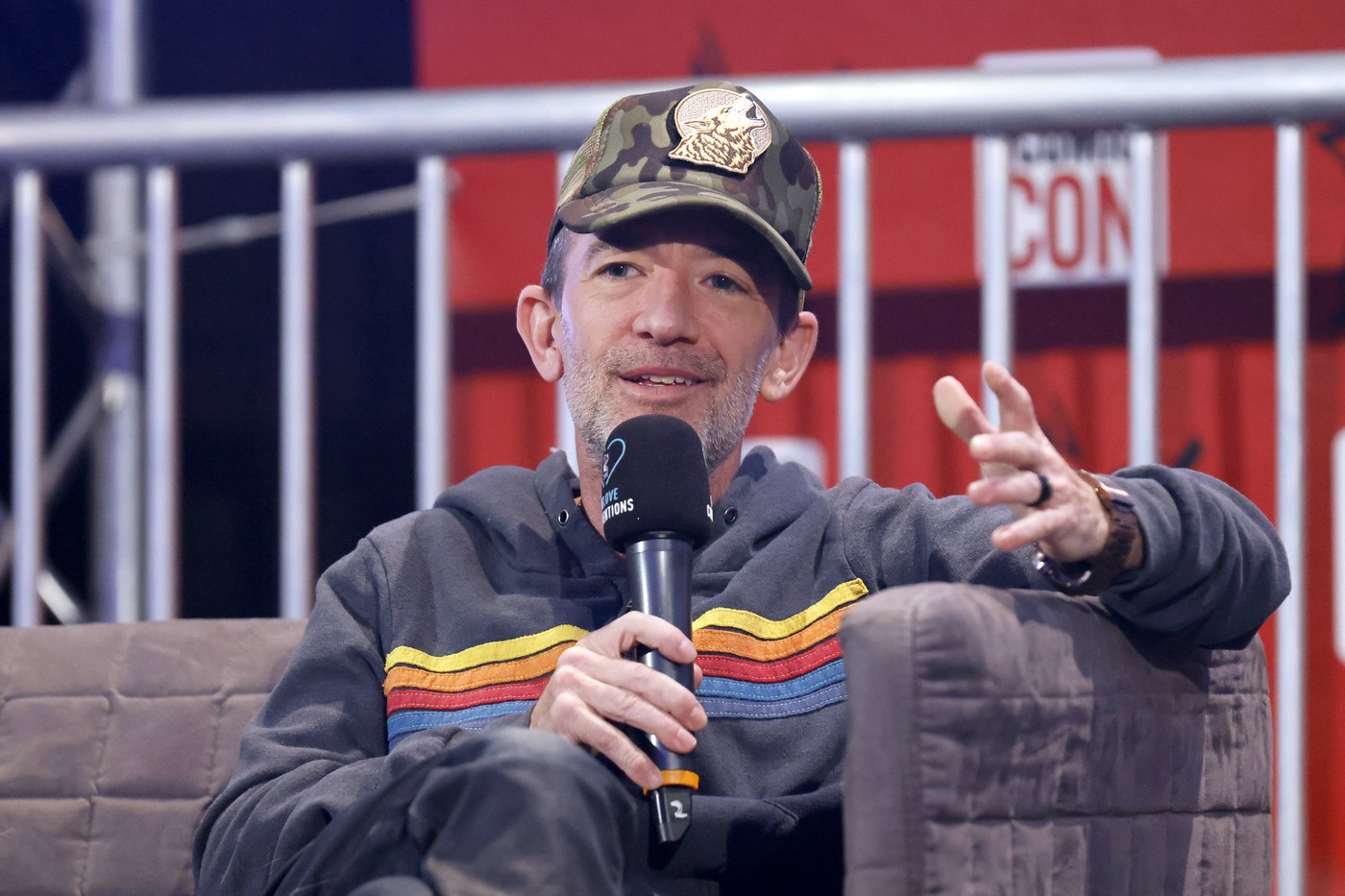 Eltorzult, beteges arcú ötvenessé öregedett Az egy rém rendes család Bud Bundyja, felismerhetetlenségig megtépázta az élet a magyarok egykori kedvencét