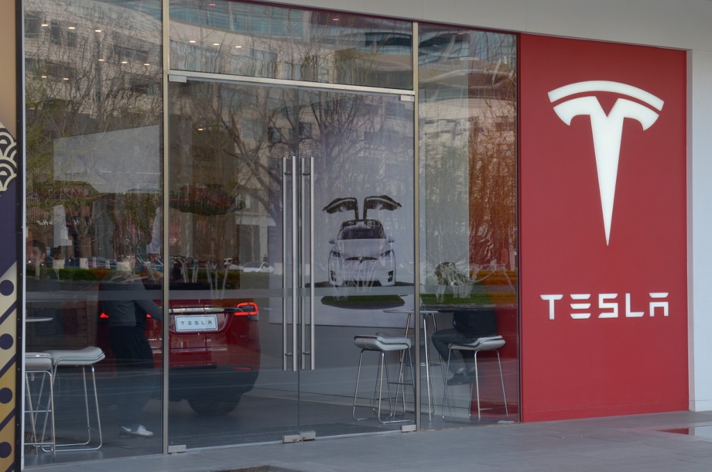 Megnyílt az első Teslaszalon Magyaroszágon Promotions.hu