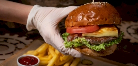 Hamburgerezés miatt jelentették fel a mentősöket – Most ingyen kapják a finomságot!