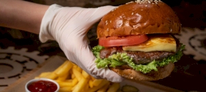 Hamburgerezés miatt jelentették fel a mentősöket – Most ingyen kapják a finomságot!