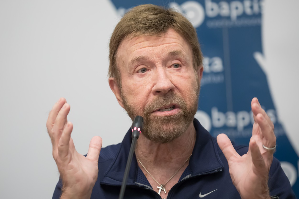Chuck Norris egy magyar rendőrségi jelvényt szorongatott, a magyarok soha nem felejtik a világsztár budapesti látogatását