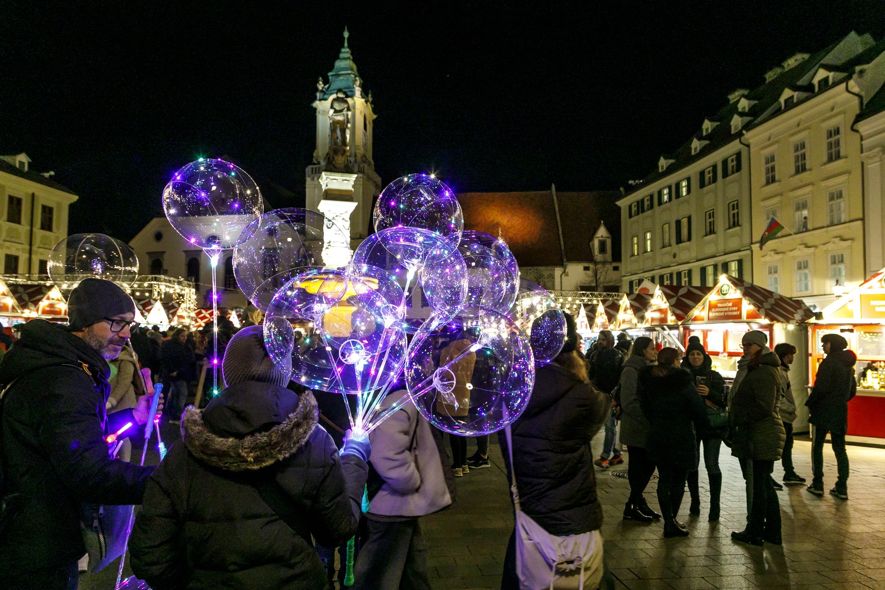 Megnyitotta kapuit a magyarok egyik kedvenc karácsonyi vására, elképesztő pompában díszeleg a főtér