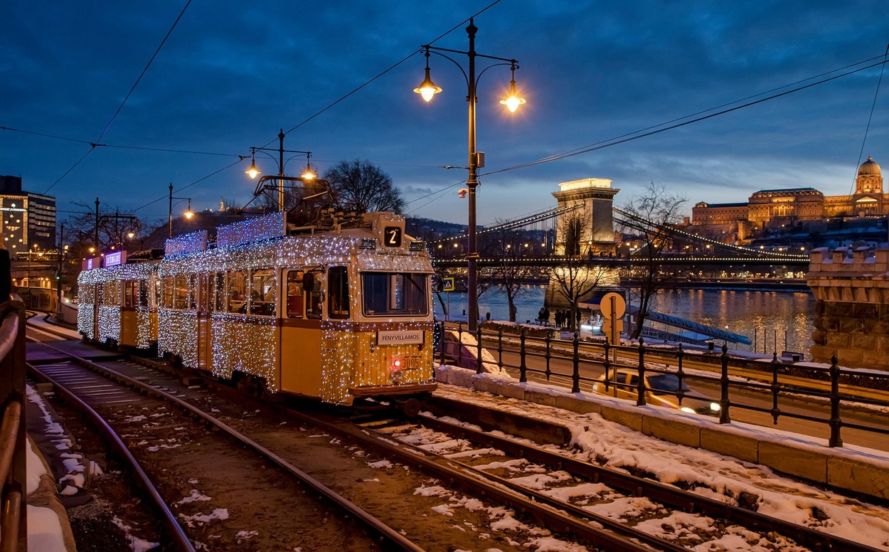 Évek óta nem volt ilyenben részünk: elképesztő mesevilággá alakul hóesésben Budapest