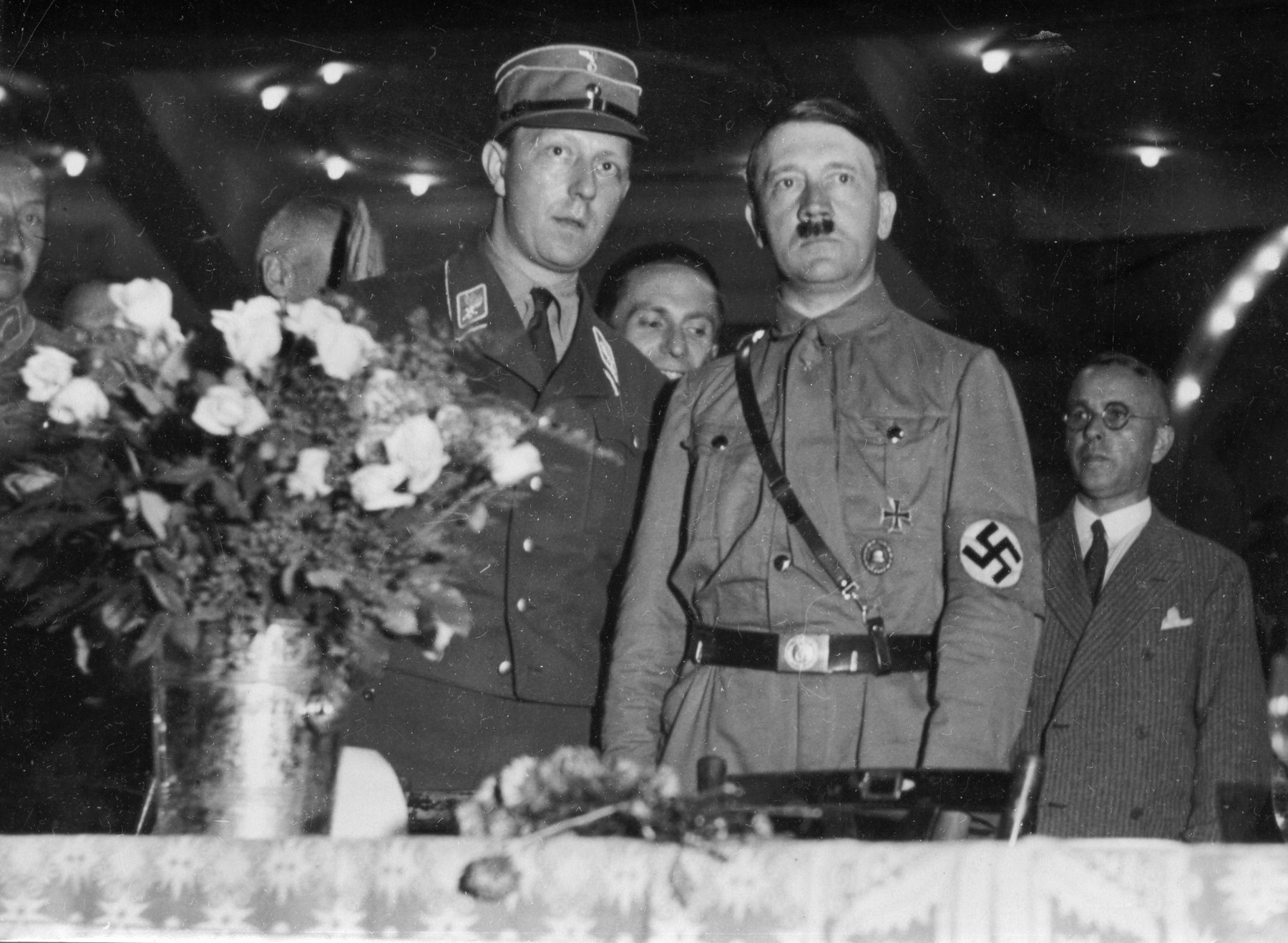 Soha nem látott fotók kerültek elő Hitlerről: így nézett ki valójában a rettegett diktátor, aki majdnem elpuszította az egész világot