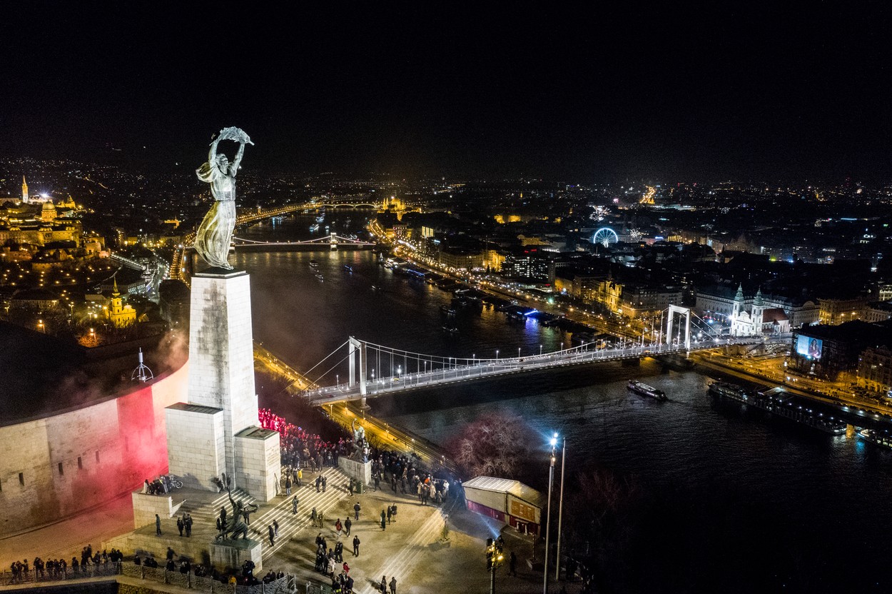 Különleges fotókon a szilveszteri díszekben pompázó Budapest, a magyarok bizony tudnak bulizni